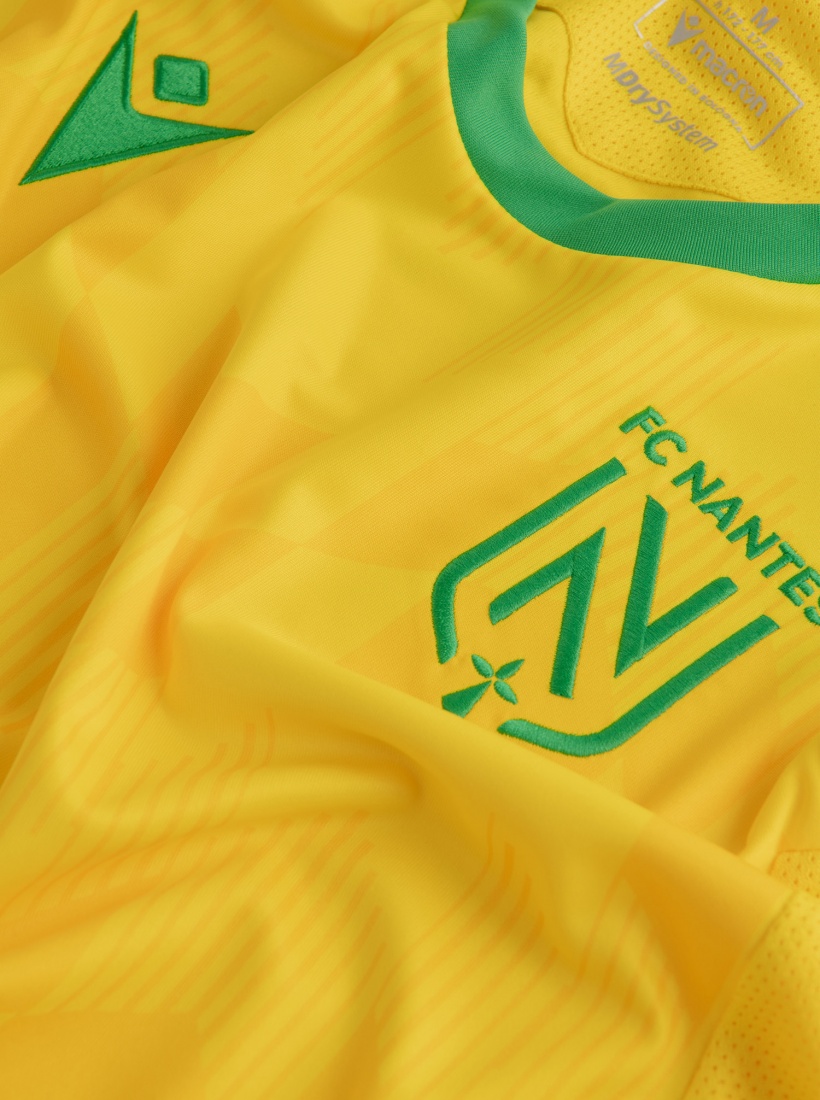 Tenues, maillots et accessoires de match officielles de FC Nantes